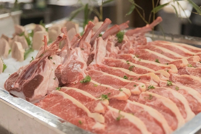 a bunch of raw meat sitting on top of a metal tray